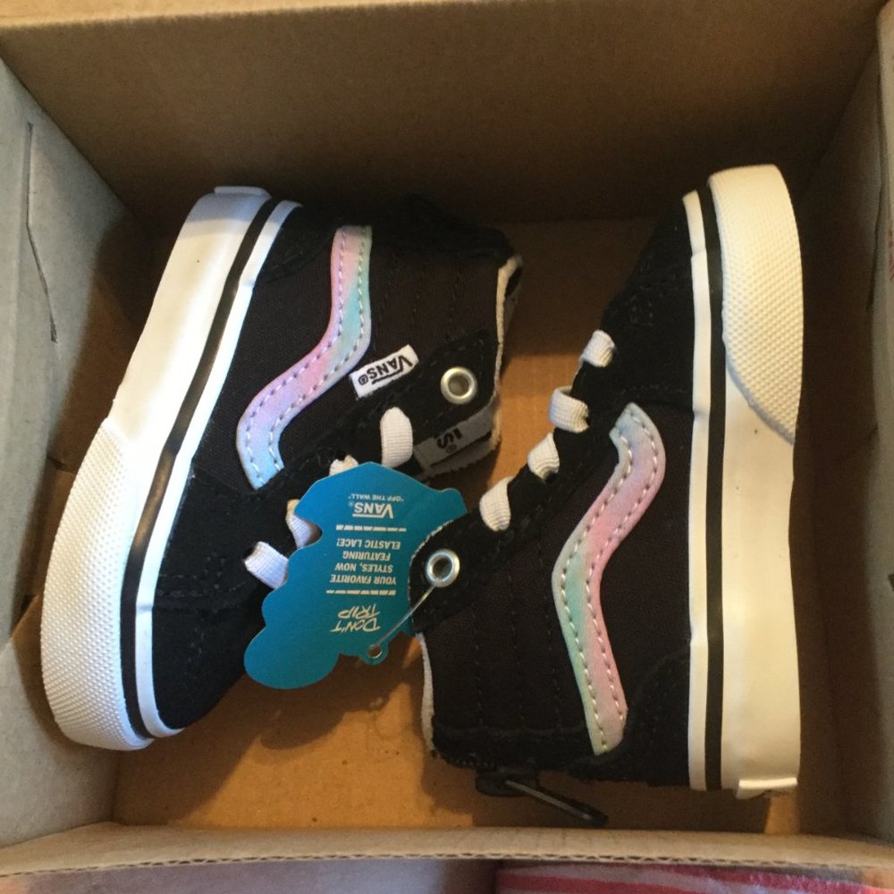 NEW IN BOX Vans Little kids shoes size 2.0   black with colored stripe